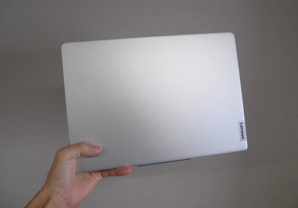 Lenovo IdeaPad Slim 5i Gen 8片手持ち
