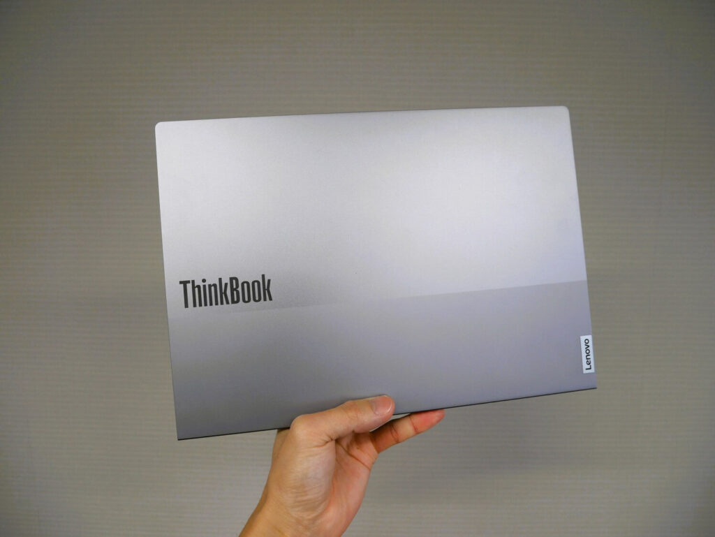 ThinkBook 14 Gen 6 (AMD) 方手持ち