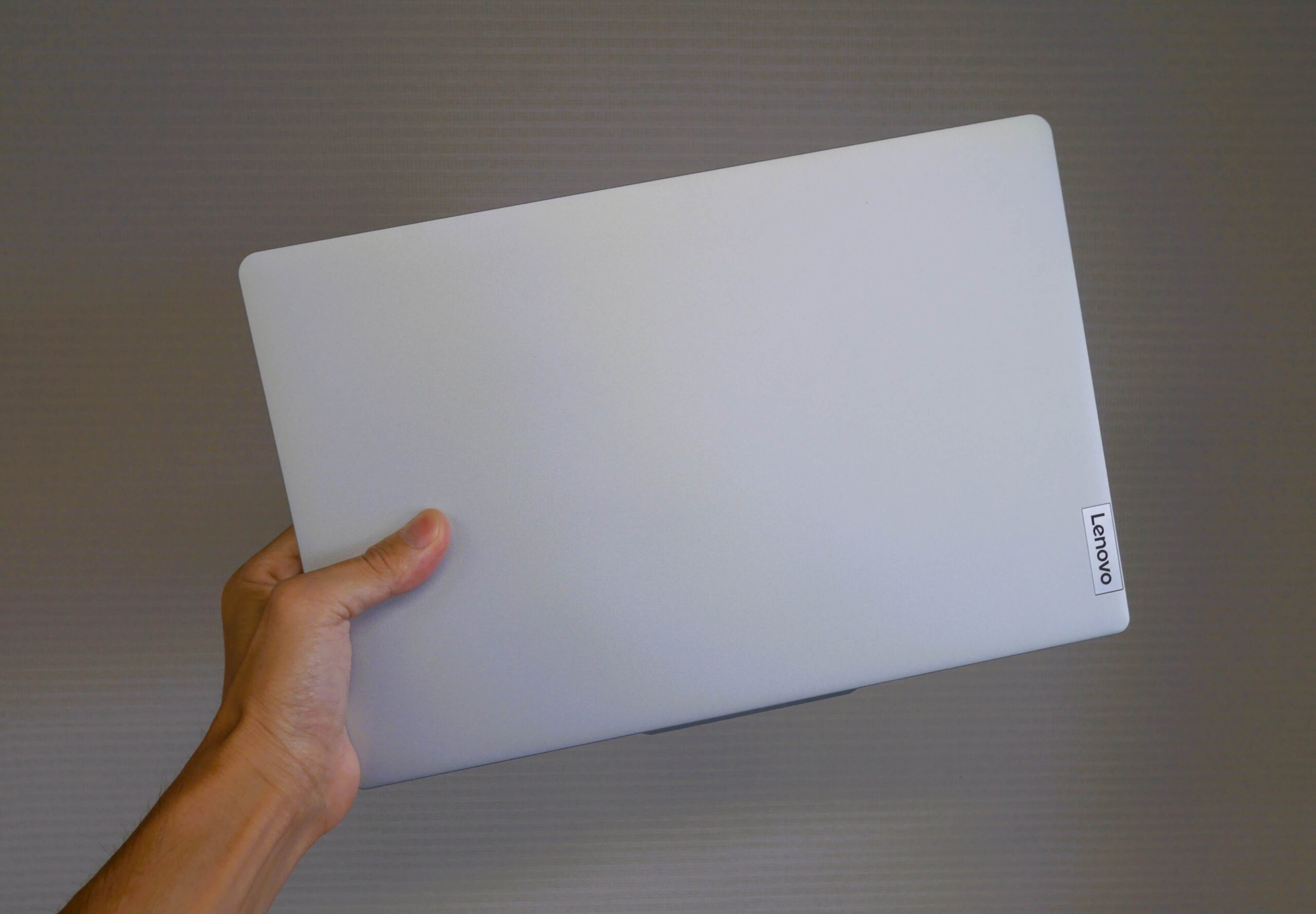 IdeaPad Slim 5 Light Gen 8片手で持つ