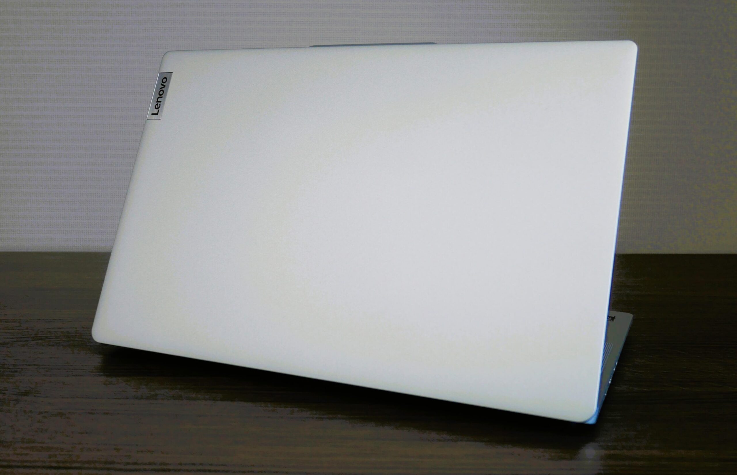 IdeaPad Slim 5 Light Gen 8正面斜め