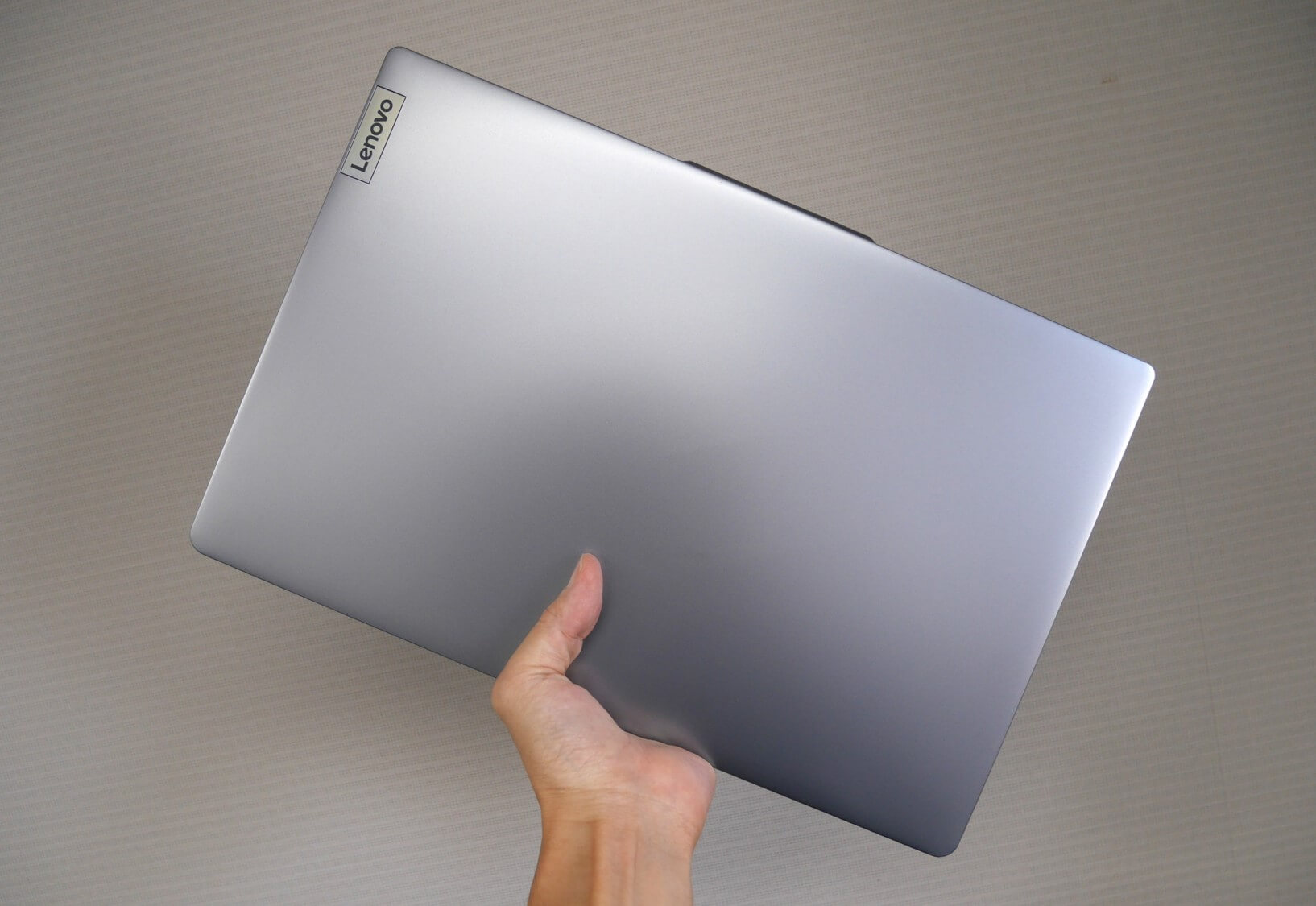 IdeaPad Slim 3 Gen8 片手で持ってみた