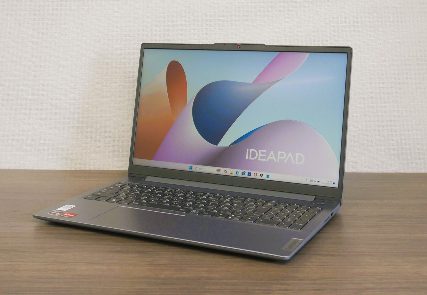 IdeaPad Slim 3 Gen8 右斜めから