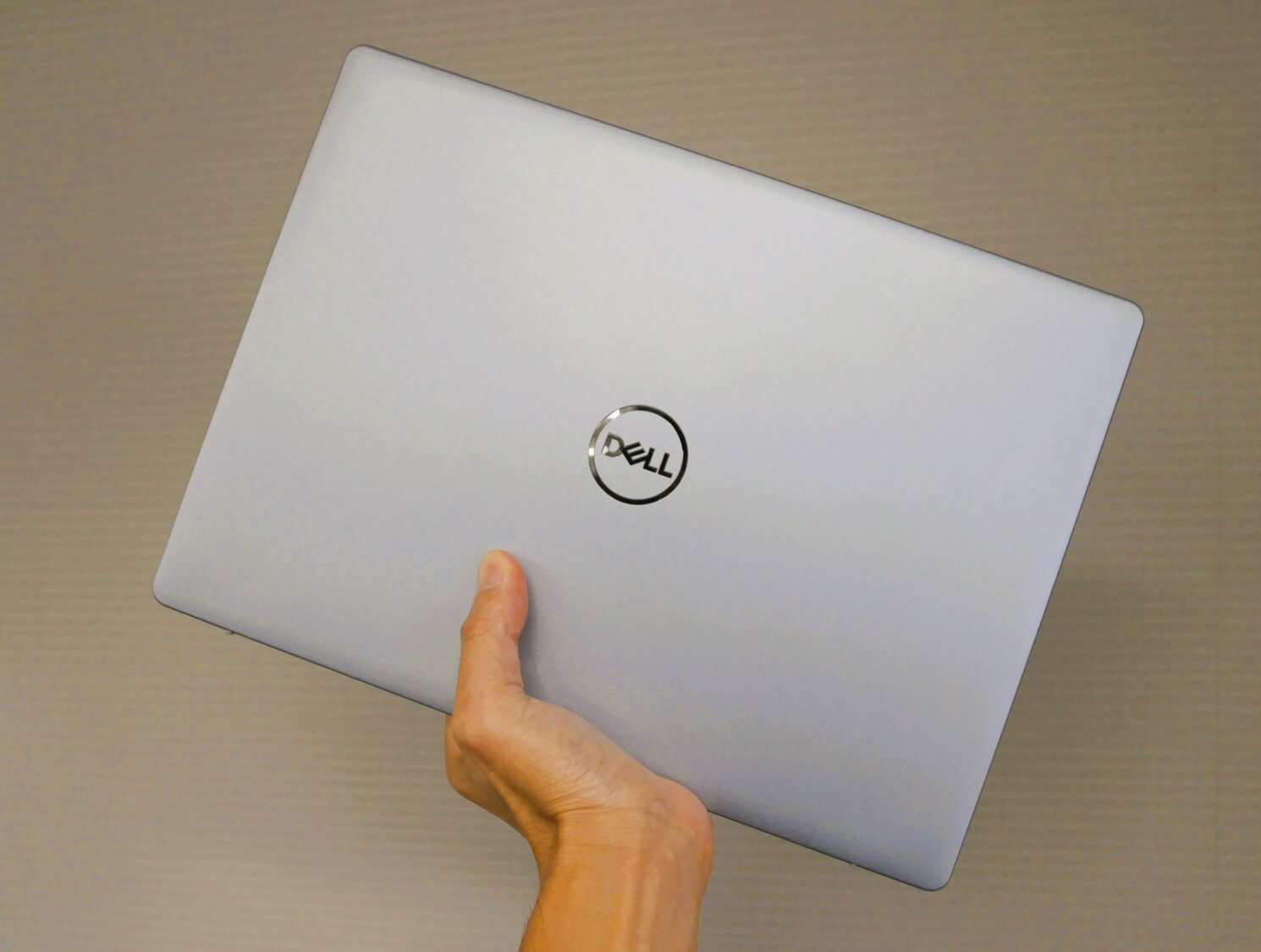 DELL Inspiron 14 5440_片手持ち