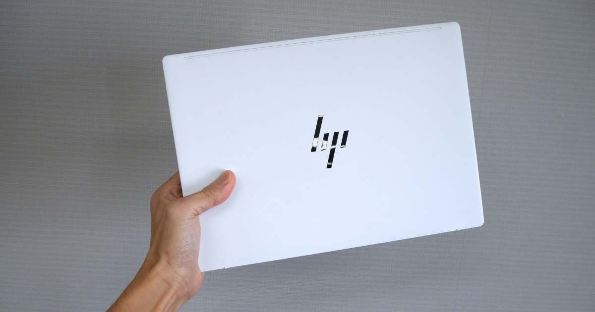 HP OmniBook 7 Aero 13-bg_片手持ち2