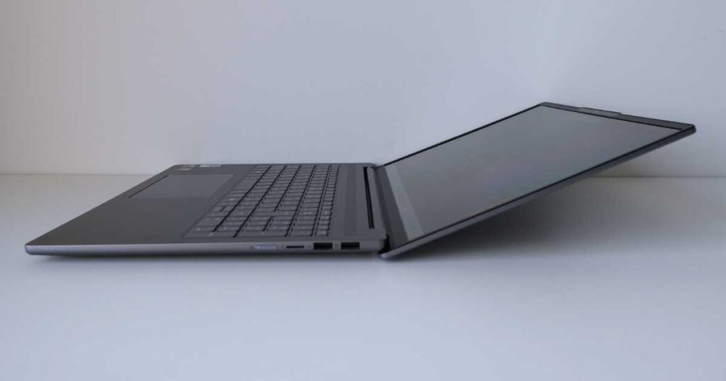 Lenovo IdeaPad Slim 5 Gen 10最大に開いた状態