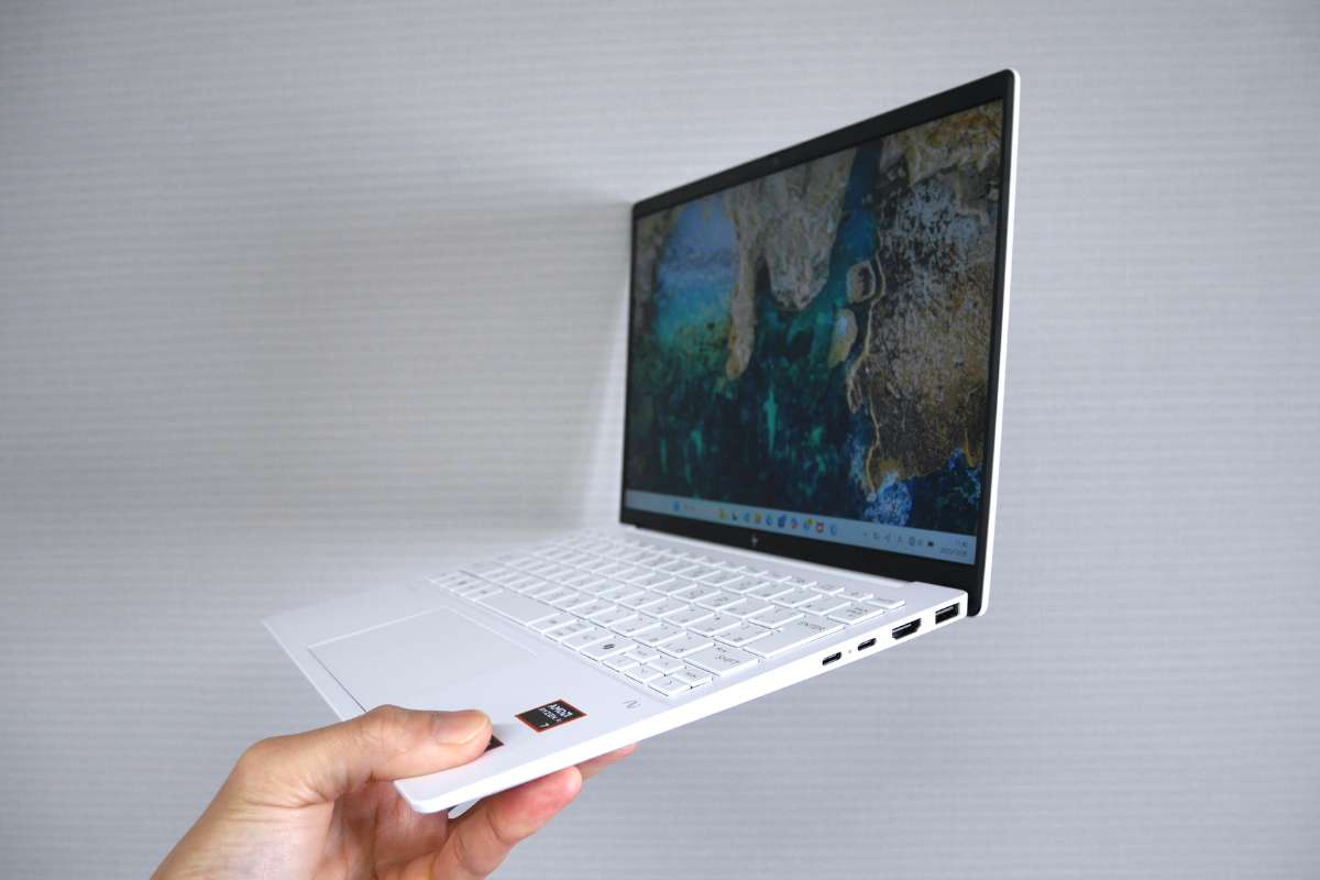 HP OmniBook 7 Aero 13-bg_片手持ち
